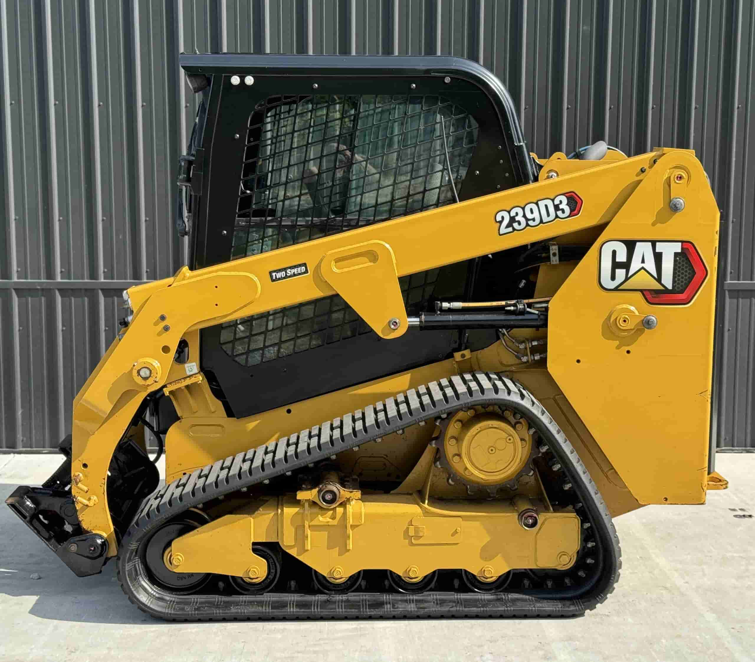 2022 CAT 239D3
